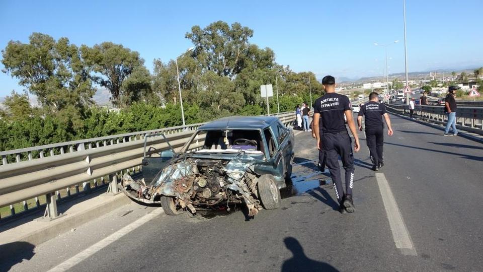 Bariyerlere çarpan Tofaş hurdaya döndü,