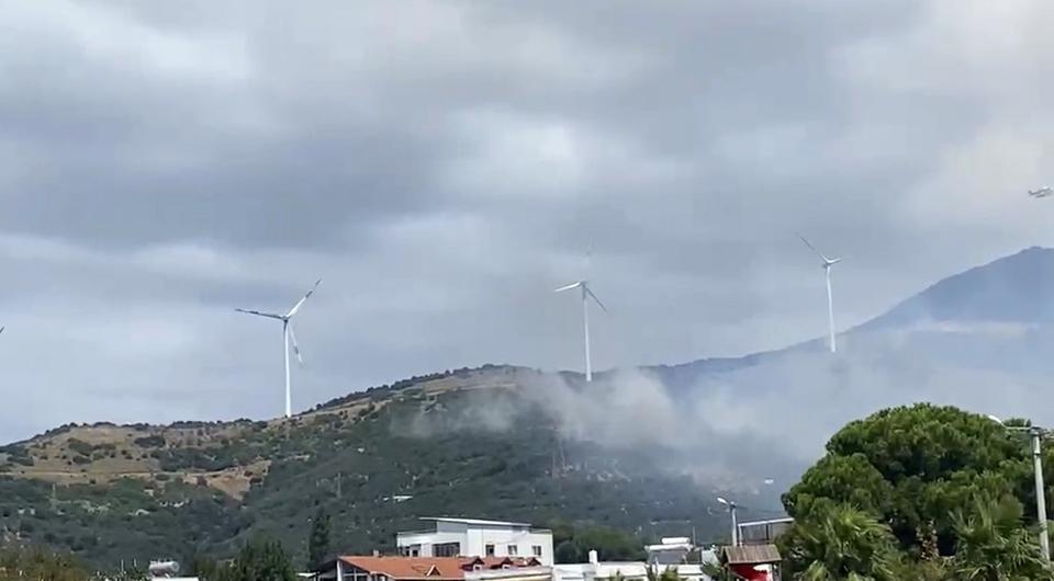 Balıkesir'deki yangınına havadan ve karadan müdahale ediliyor