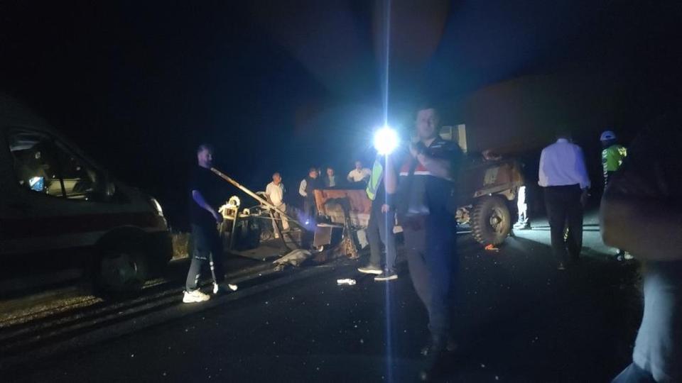 Kamyon ile traktör çarpıştı: 1 ölü, 2 yaralı