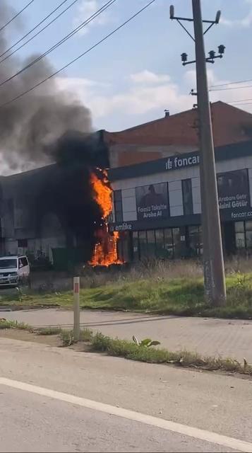 Elektrik panosundan çıkan yangın işyerine sıçradı