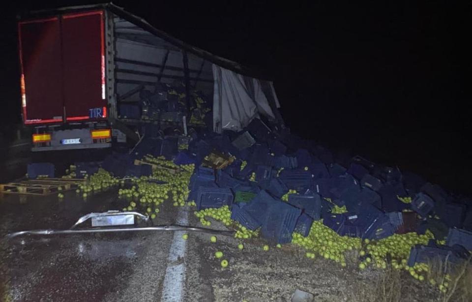 Tır bariyerlere çarptı: 1 yaralı