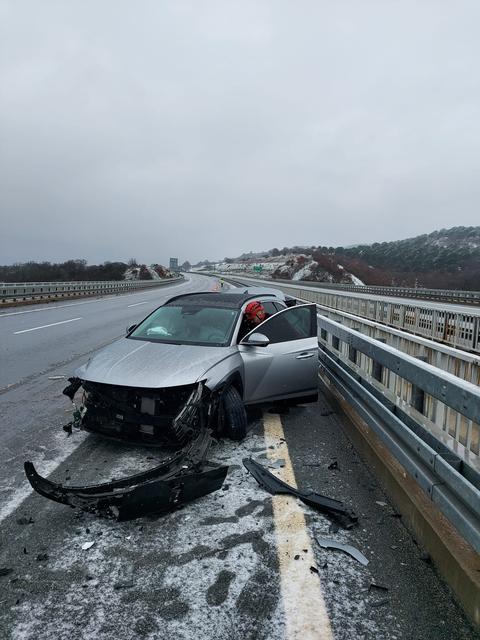BALIKESİR'DE İSTANBUL-İZMİR OTOYOLU'NDA PEŞ PEŞE KAZA: 2 YARALI