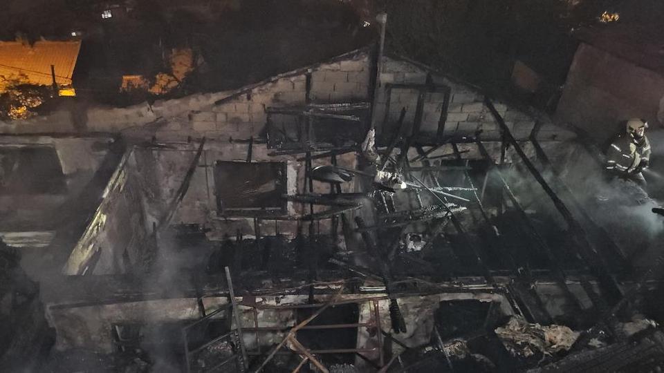 Patlayan buzdolabı evi kül etti