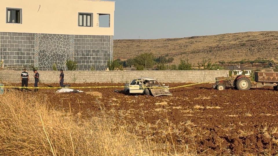 Otomobil evin önünde oturanların arasına daldı, yaşlı kadın olay yerinde can verdi