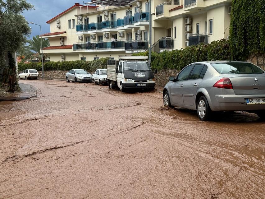 FETHİYE SAĞANAK YAĞIŞA TESLİM OLDU YOLLAR GÖLE DÖNDÜ, EV VE İŞ YERLERİNİ SU BASTI SEL SULARI DENİZİN RENGİNİ KAHVERENGİYE DÖNÜŞTÜRDÜ