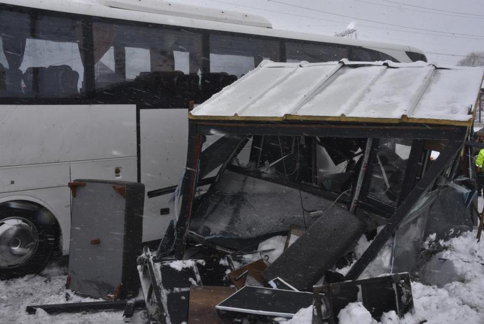 Yolcu otobüsü polis noktasına çarptı: 4 polis yaralandı