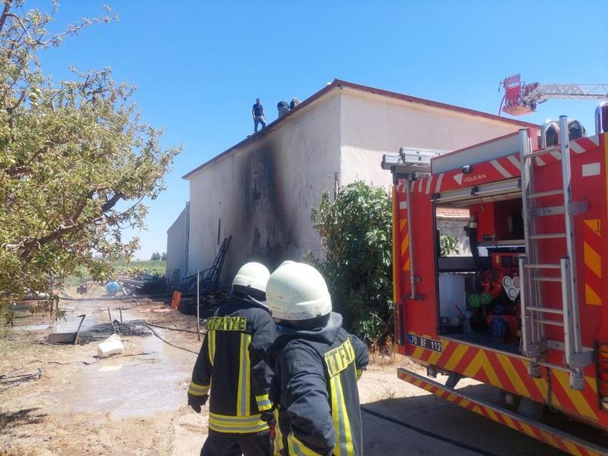 Tahtaların tutuşması sonucu çıkan yangında alevler çatıya sıçradı