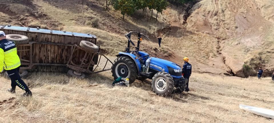 Devrilen traktörün altında kalan sürücü ağır yaralandı