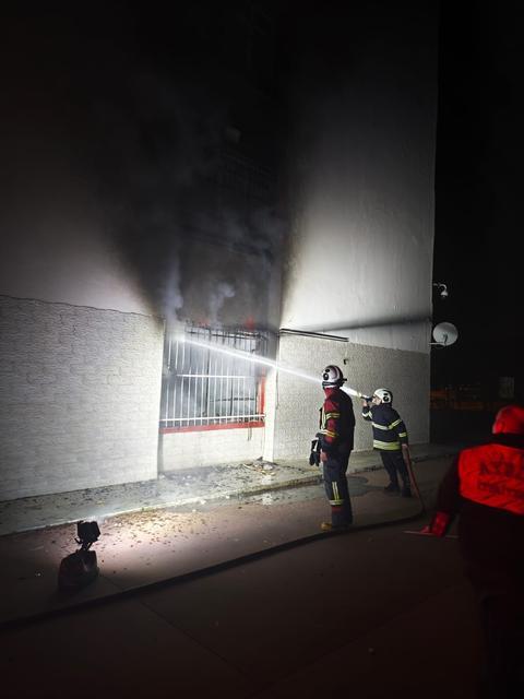 TAHLİYE EDİLEN OKULDA ÇIKAN YANGIN PANİKLETTİ