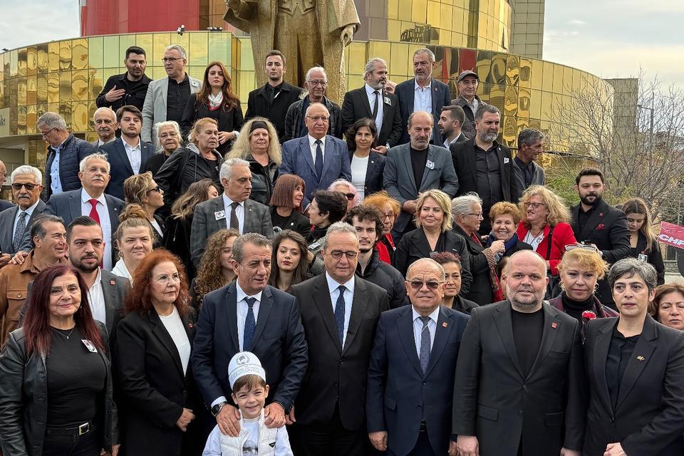 CHP Aydın'dan Atatürk anıtına çelenk