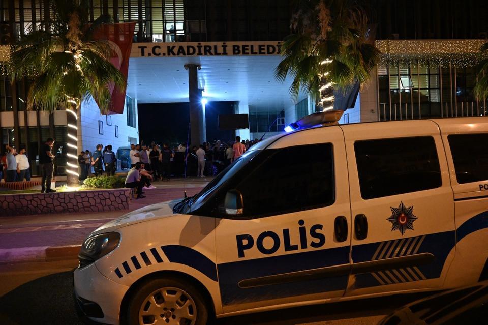 Belediye binasına taşlı saldırı