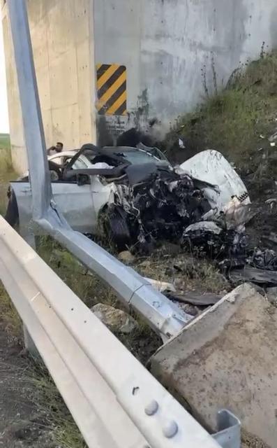 Otomobil direğe çarptı: 1 ölü, 1 yaralı