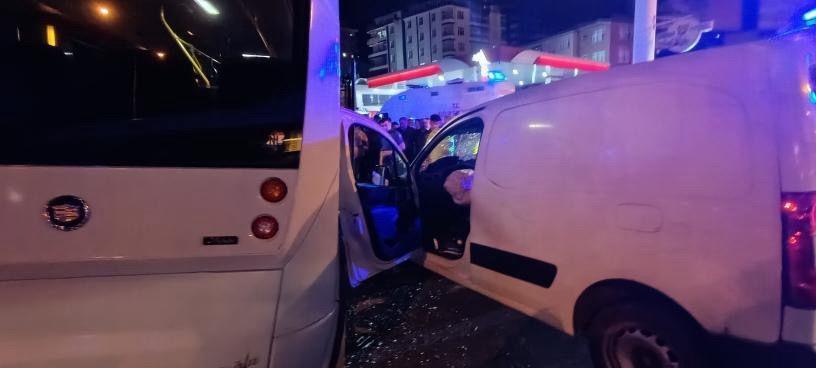 RİZE'DE MİNİBÜS İLE HAFİF TİCARİ ARAÇ ÇARPIŞTI: 10 YARALI