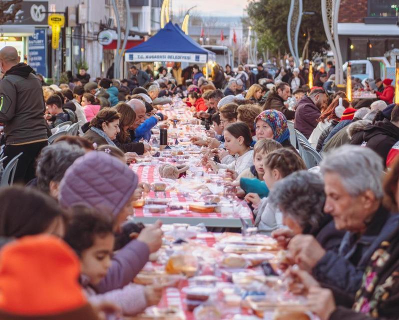 Kuşadası Belediyesi iftar günleri Güzelçamlı ile devam etti