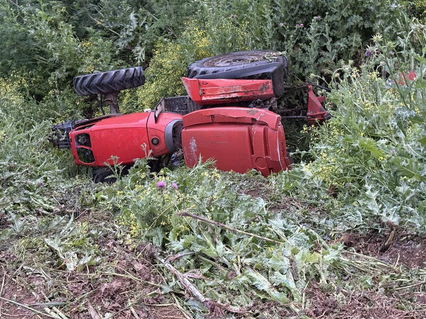 Devrilen traktörün altında kalan sürücü öldü