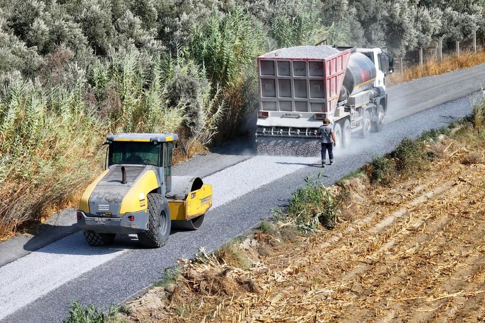 Efeler’de üreticilerin yüzünü güldüren asfalt çalışması