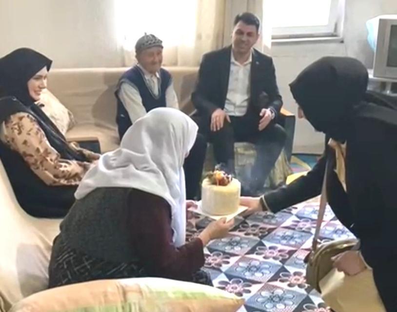 82 yaşındaki Hafize teyzeye pastalı doğum günü kutlaması