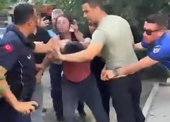 Zabıtadan seyyar satıcıya dayak tepki çekti