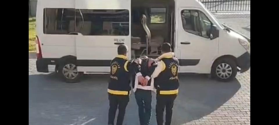 BANKA ŞUBESİNDE SATIRLA GASP GİRİŞİMİ: MASKELİ ŞÜPHELİ KISA SÜREDE YAKALANDI