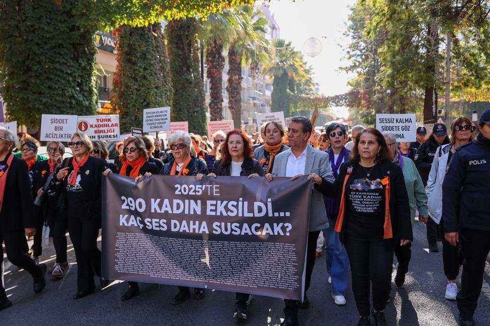 Efeler'de sessiz yürüyüş