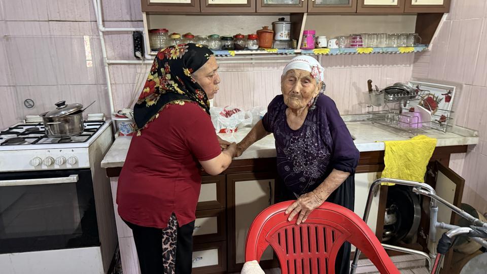 MİLYONLUK MİRAS KAVGASINDA ANNE-KIZ YÜZLEŞTİ: ELİNİ ÖPTÜ, 'BEN YAPMADIM' DEDİ 95 YAŞINDAKİ ANNESİYLE BARIŞAN ELMAS ERDEM: "BÜTÜN PARAYI YEĞENİM HARCADI"