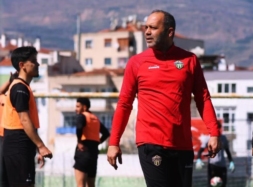 Bornova 1877, antrenör Kırmızı'yı göreve getirdi