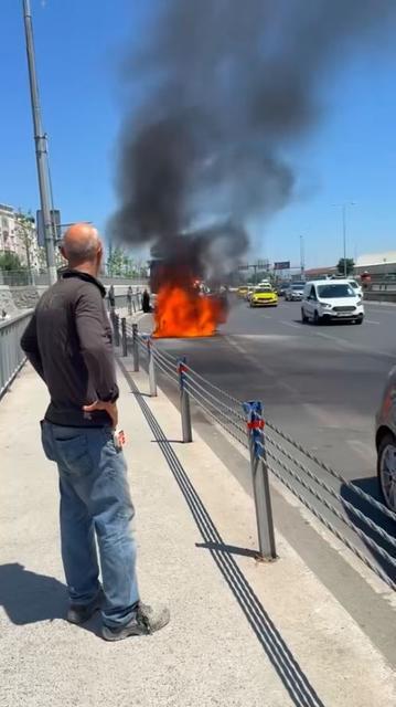 Seyir halindeki otomobil alev topuna döndü