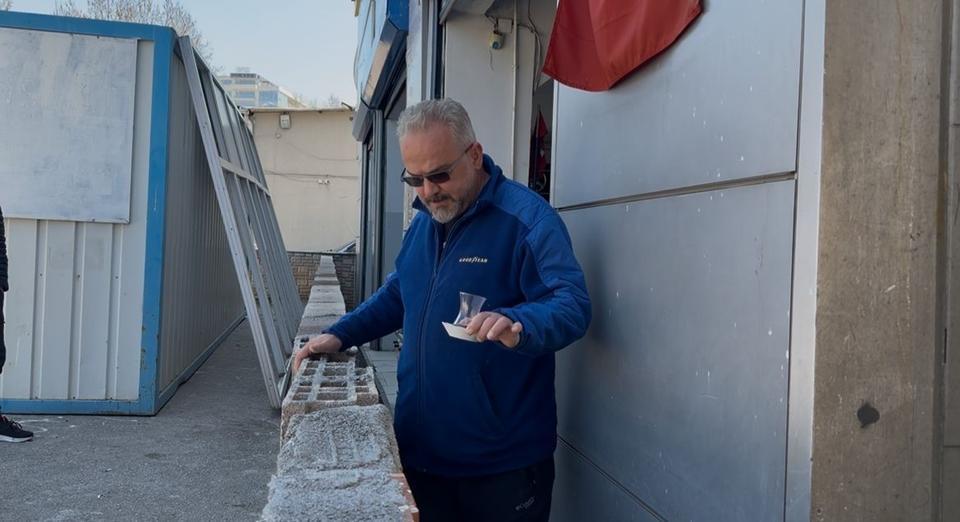DÜKKANIN ÖNÜNE DUVAR ÖRDÜ, KİRACISI İSYAN ETTİ: "BİZİ AÇIK CEZAEVİNE ÇEVİRDİ" 3 ORTAKTAN BİRİ OLAN YER SAHİBİ, İDDİAYA GÖRE KİRACIYI ÇIKARMAK İÇİN OTO LASTİKÇİ DÜKKANININ ÖNÜNE DUVAR ÖRDÜRDÜ