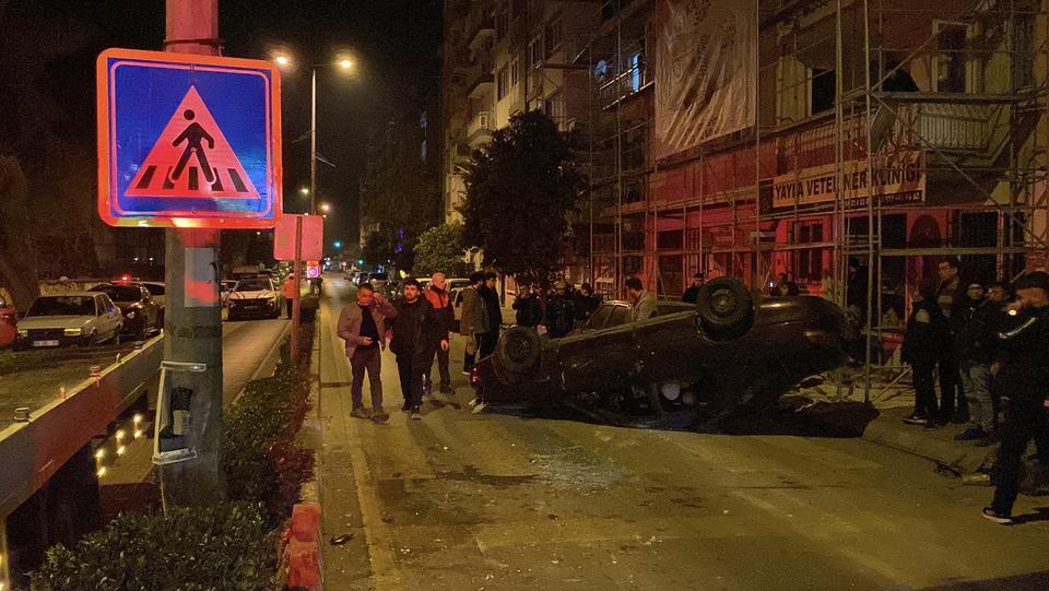 AYDINLATMA DİREĞİNE ÇARPIP TAKLA ATTI: 4 YARALI