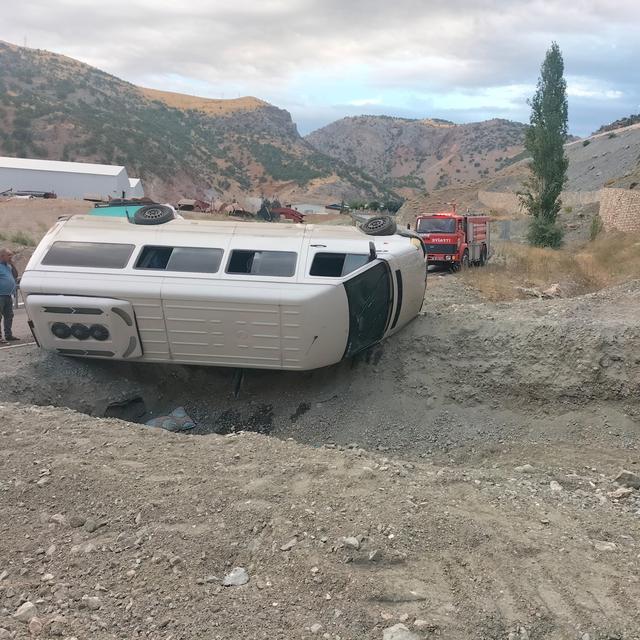 Tarım işçilerini taşıyan minibüs devrildi