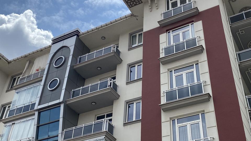 APARTMANIN 5'İNCİ KATINDAN DÜŞEN 2 YAŞINDAKİ ÇOCUK HAYATINI KAYBETTİ