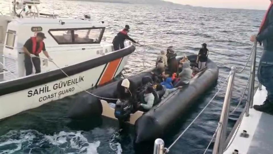 32 düzensiz göçmen yakalandı, 35 göçmen kurtarıldı