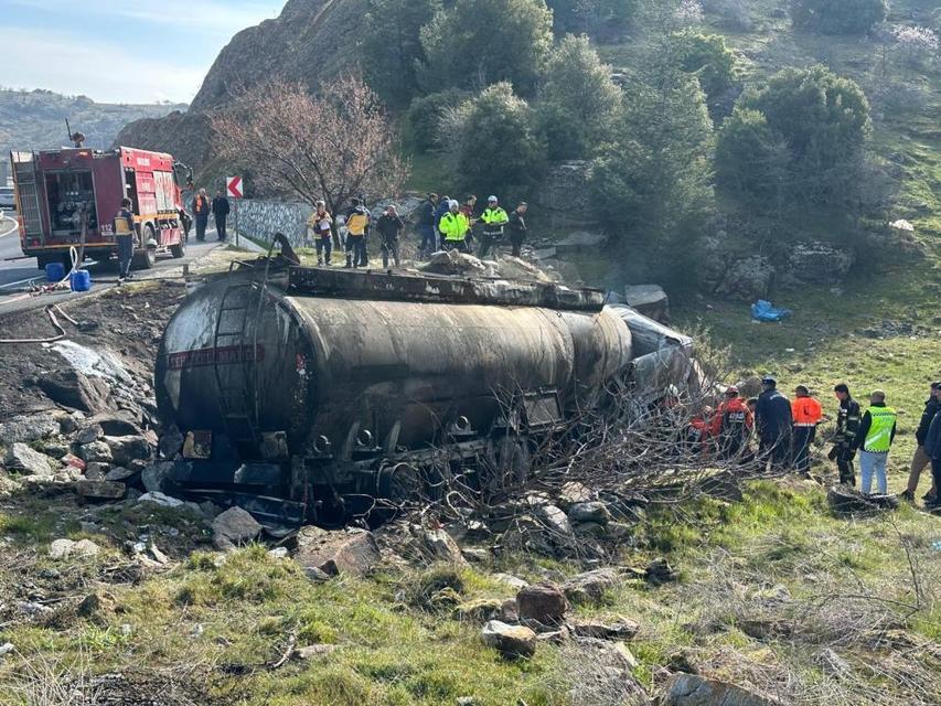 Mazot yüklü tanker alev alev yandı: 1 ölü