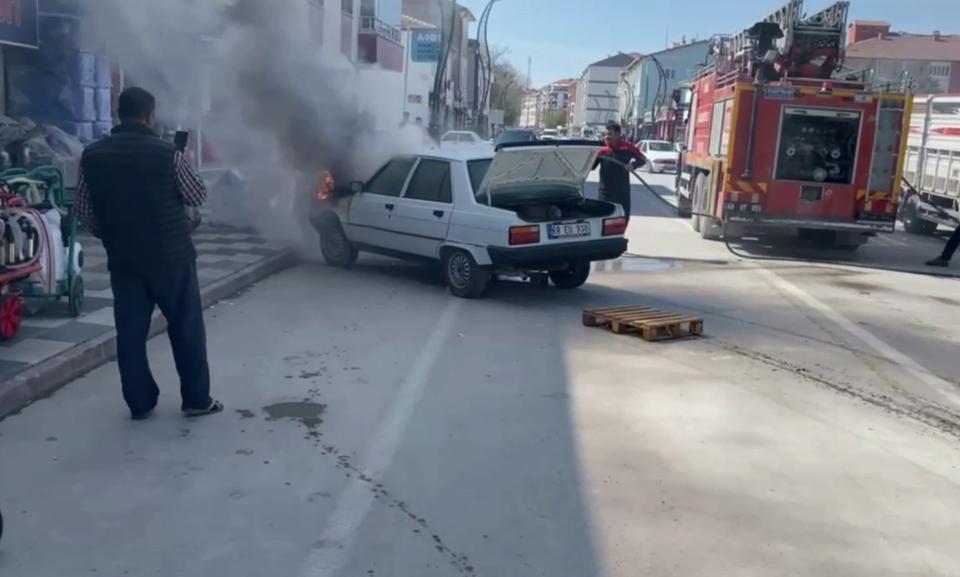 Seyir halindeki araçta yangın paniği