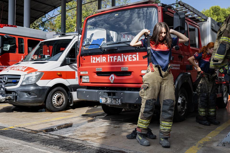 İZMİR'İN KADIN ATEŞ SAVAŞÇILARI 24 SAAT GÖREVE HAZIR İZMİR'İN KADIN İTFAİYECİLERİ YETENEKLERİYLE GÖZ DOLDURUYOR İTFAİYE ŞOFÖRÜ AYET KÜTÜKBAŞ: "HİÇBİR ZORLUK KADIN İTFAİYECİLERİ YILDIRAMAZ" İTFAİYE ERİ SİMGE AKBULUT: "EĞER BU MESLEĞİ YAPMAK İSTEYEN KADINLAR VARSA HAYALLERİNİN PEŞİNDE KOŞSUNLAR" DEPREMDE ENKAZDAN İTFAİYECİLER KURTARDI, O DA İTFAİYECİ OLDU