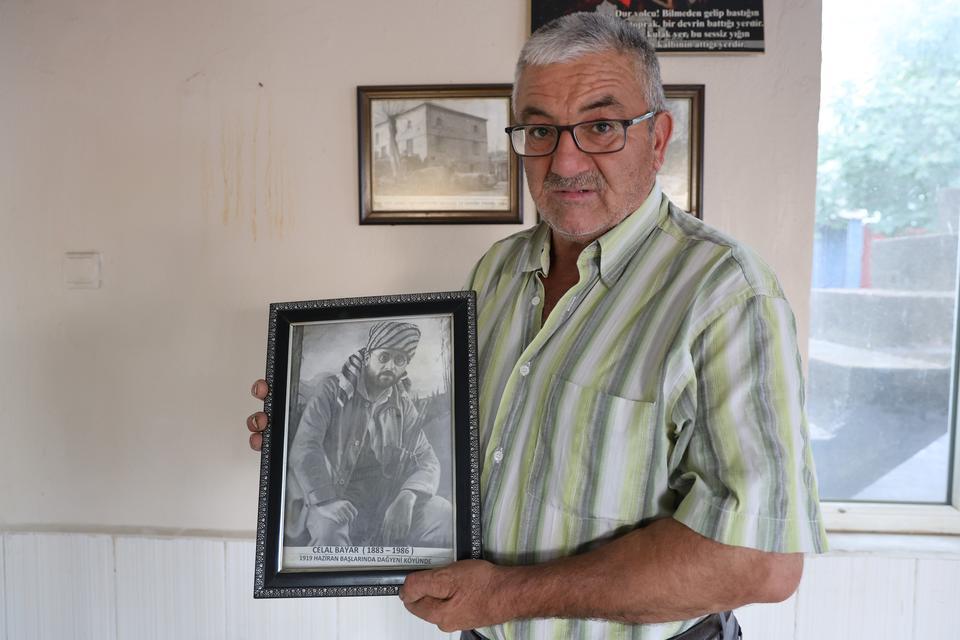 HERKESİN KÖY İMAMI ZANNETTİĞİ O KİŞİ CELAL BAYAR ÇIKTI CELAL BAYAR'IN İSMİ, ÖLÜM LİSTESİNDEYKEN SIĞINDIĞI DAĞYENİ KÖYÜ'NDE YAŞATILIYOR AYDIN'IN 'GALİP HOCA'SI CELAL BAYAR'IN HİKAYESİ DUYANLARI ŞAŞIRTIYOR