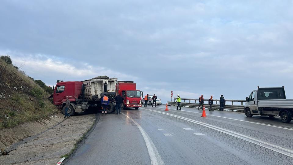Kamyonlar kafa kafaya çarpıştı