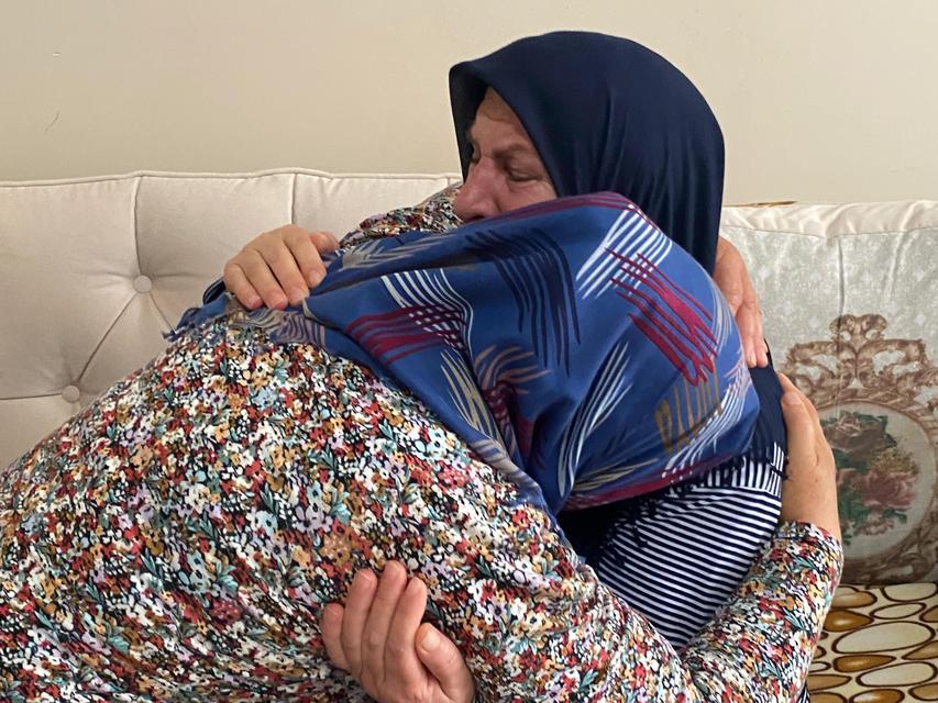 FİLMLERE KONU OLACAK DOLANDIRICILIK: AĞLAYA AĞLAYA YARDIM İSTEDİ ÖYLE BİR TUZAK KURDULAR Kİ KENDİ ELİYLE EVİNİ DOLANDIRICILARA SATTI, KALDIRIM TAŞIYLA TELEFONUNU KIRDI KARDEŞİNE SARILDI, DAKİKALARCA AĞLAYARAK YARDIM İSTEDİ