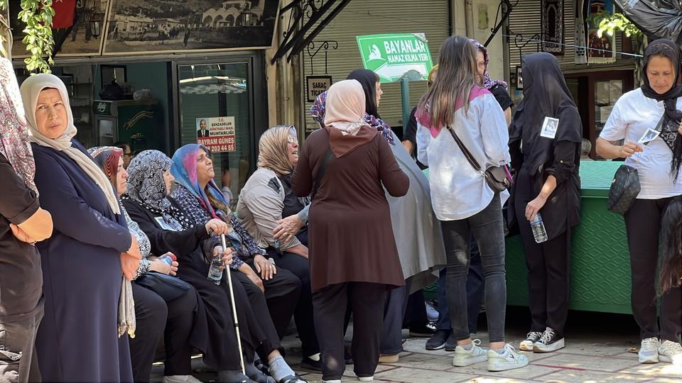 EŞİ TARAFINDAN ÖLDÜRÜLEN KADININ CENAZESİNDE DUYGU DOLU ANLAR MANİSA'DA BOŞANMA AŞAMASINDAKİ EŞİ TARAFINDAN ELLE BOĞULARAK ÖLDÜRÜLEN KADIN SON YOLCULUĞUNA GÖZYAŞLARIYLA UĞURLANDI GÜZELLİK SALONU İŞLETMECİSİ OLAN SELDA ELLER'İN İŞ YERİ ÖNÜNDE YAPILAN HELALLİK ALINMASINDA KIZI RABİA ANNESİNİN TABUTUNA SARILARAK 'KALBİNİ KIRDIYSAM ÖZÜR DİLERİM ANNE' DİYEREK GÖZYAŞLARINA BOĞULDU