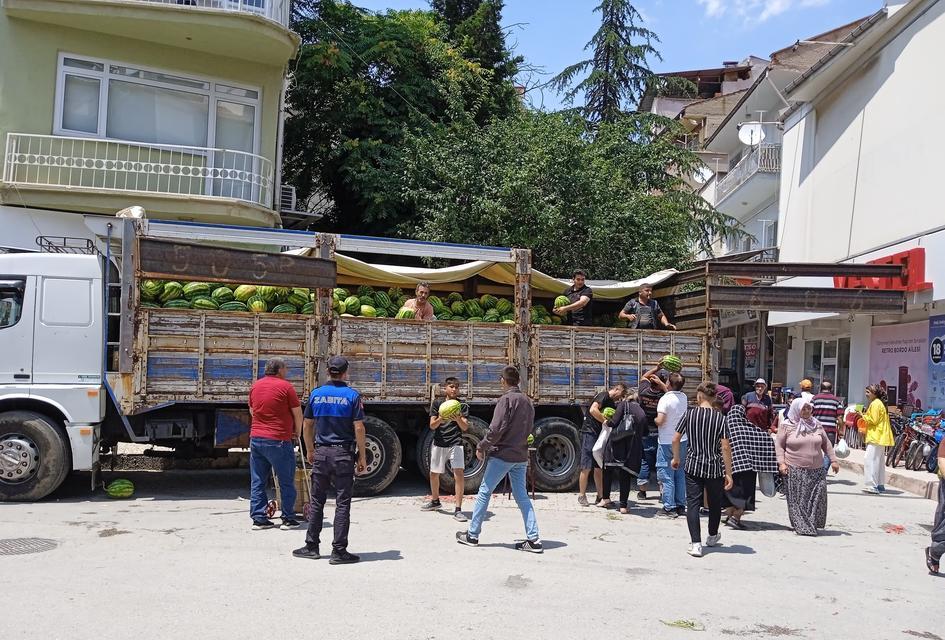 Hayırsever iş adamı vatandaşlara 20 ton karpuz dağıttı