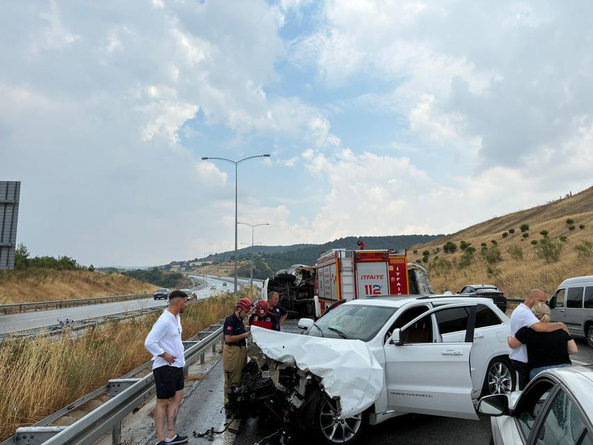 Trakya’dan Aydın’a saman taşıyan kamyon otoyolda devrildi