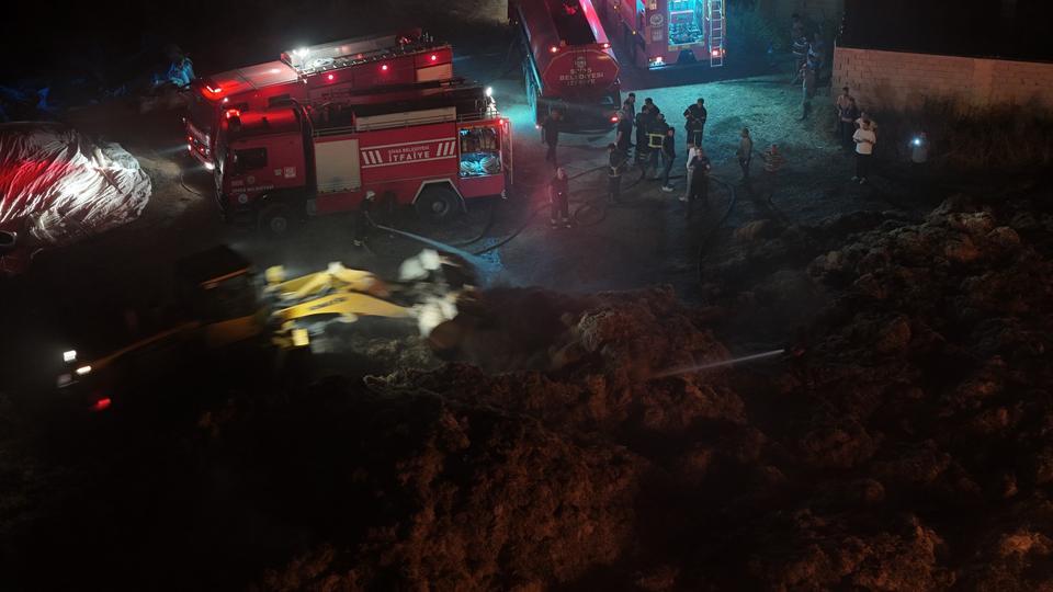 Samanlıkta çıkan yangın, 6 bin balya ve 4 traktörü küle çevirdi
