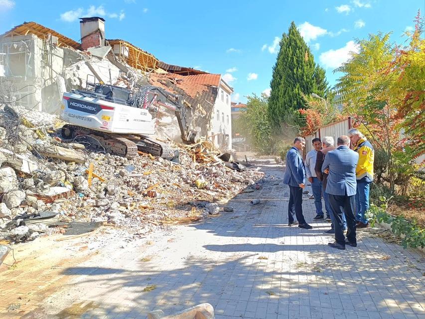 Depreme dayanaksız olan hastanenin yıkımına başlanıldı