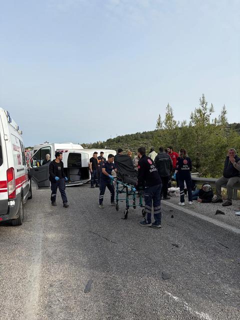 KUŞADASI'NDAKİ KAZADA YARALI SAYISI 12'YE YÜKSELDİ OTOMOBİL SÜRÜCÜSÜNÜ POLİS EKİPLERİNİN ÇALIŞMALARI BELİRLEYECEK