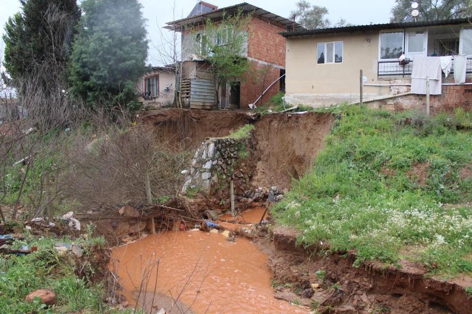 Aydın'da taşan dere, toprak kaymasına sebep oldu