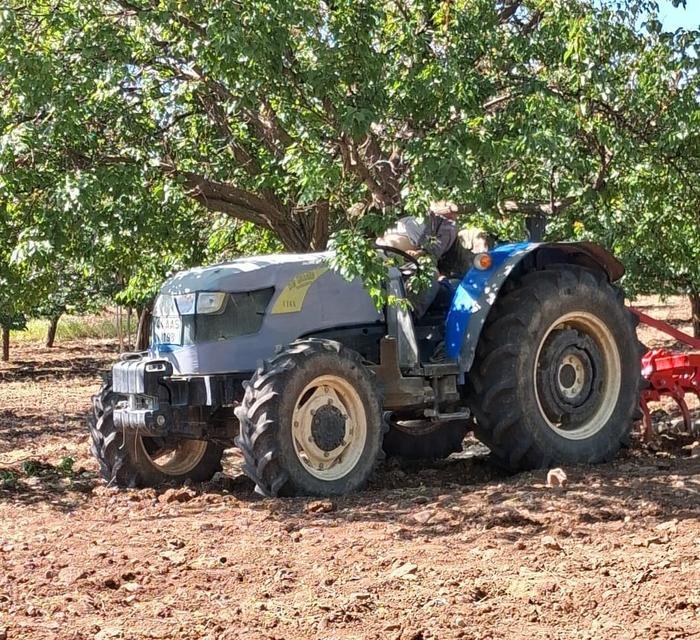 BAHÇEDE TRAKTÖRLE ÇALIŞIRKEN KAFASINA AĞAÇ DALI ÇARPAN ÇİFTÇİ HAYATINI KAYBETTİ