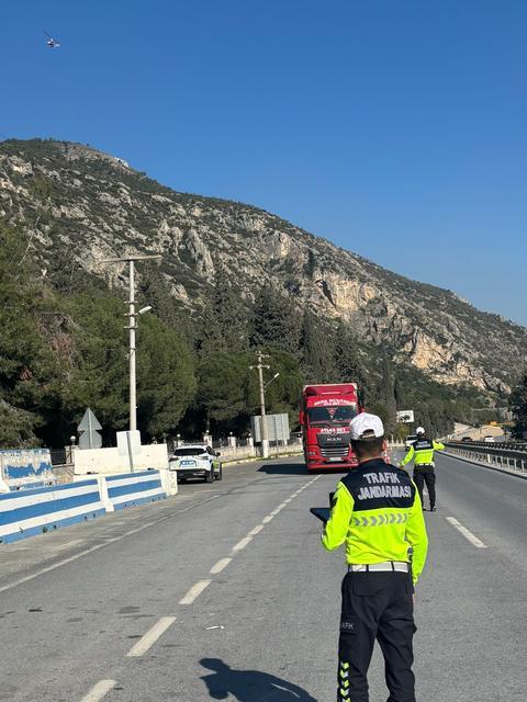 JANDARMA HAVADAN DENETLEDİ, KURAL TANIMAZ SÜRÜCÜLER KAÇAMADI
