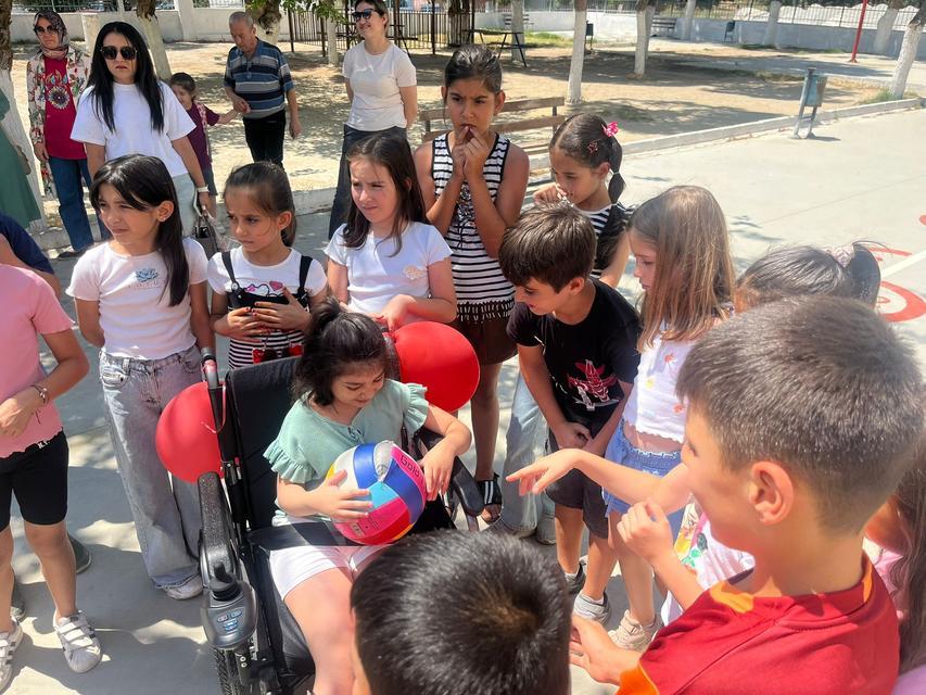 İNCİRLİOVA'DA ÖĞRENCİLER HARÇLIKLARINI UMUDA DÖNÜŞTÜRDÜ