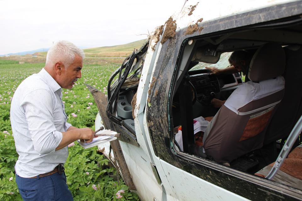 AMASYA'DA MİNİBÜS TARLAYA UÇTU: 1 ÖLÜ, 4 YARALI