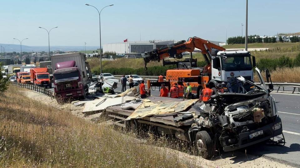 AK Parti Milletvekilinin içinde bulunduğu otomobil zincirleme kazaya karıştı!